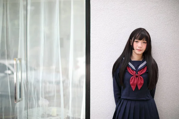 Portrait japonais écolière au centre-ville magasin de crème glacée — Photo