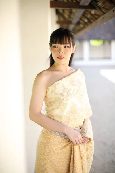 Retrato da mulher tailandesa com vestido tailandês tradicional com templo — Fotografia de Stock