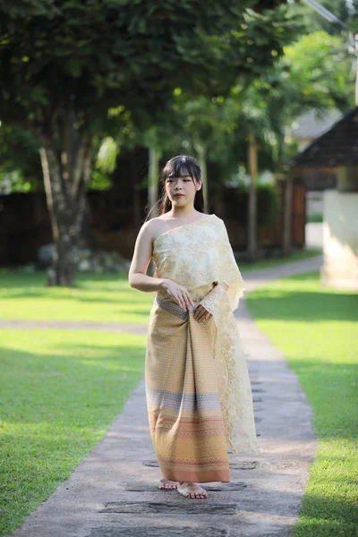 Retrato de la mujer tailandesa con vestimenta tradicional tailandesa caminando. — Foto de Stock