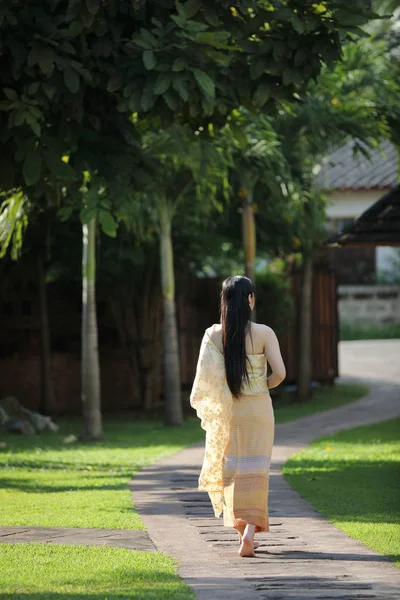 Retrato da mulher tailandesa com vestido tailandês tradicional caminhando com — Fotografia de Stock