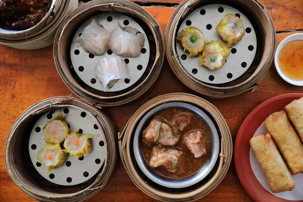 Dim Sum, parní knedlík v dřevěném koši čínská jídla — Stock fotografie