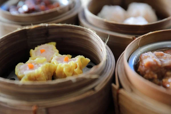 딤섬, 나무 바구니 중국 음식에 증기 교자식만두 — 스톡 사진