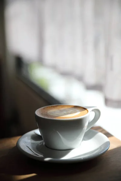 Cappuccino nebo Latte art kávu z mléka na dřevěný stůl — Stock fotografie