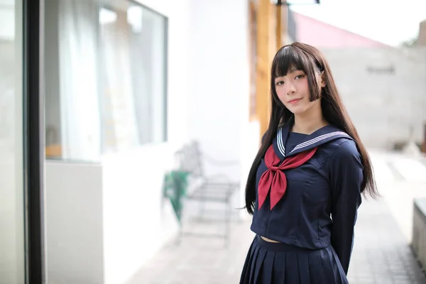 Retrato japonês escola menina no centro de sorvete — Fotografia de Stock