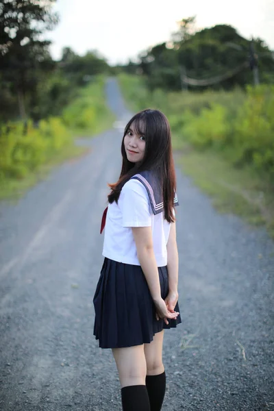 Retrato de ásia japonês escola menina traje olhando para o parque o — Fotografia de Stock