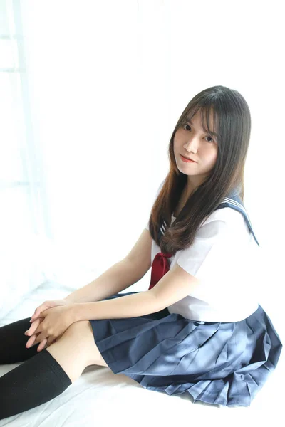 Ritratto giapponese scuola ragazza in bianco tono camera da letto — Foto Stock