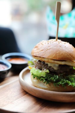 Peynirli, yeşil salata yumurtalı ve soslu sığır burger.