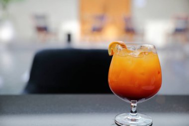 Şafak vakti Restoranda kokteyl portakal ananas suyu