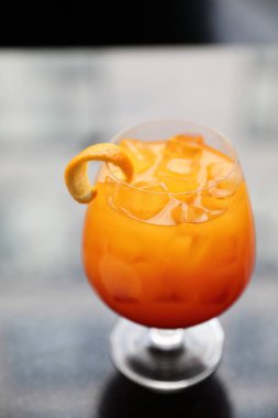 Şafak vakti Restoranda kokteyl portakal ananas suyu