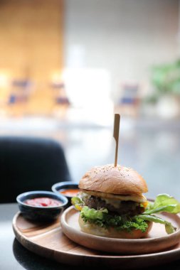 Peynirli, yeşil salata yumurtalı ve soslu sığır burger.