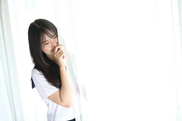 Retrato japonés escuela chica en blanco tono cama habitación —  Fotos de Stock