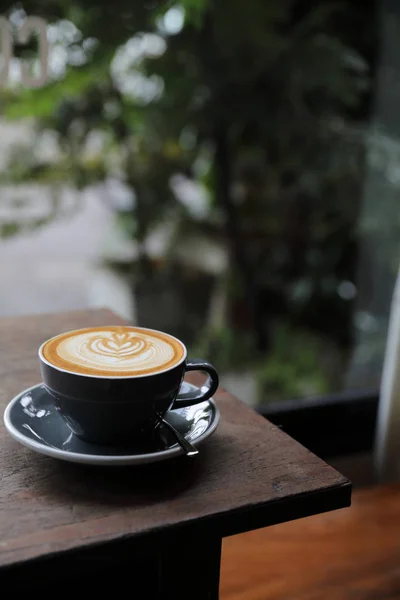 카푸치노 나 라 떼 아트 커피 나무 테이블에 우유로 만든 — 스톡 사진