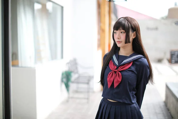 Retrato japonés escuela chica en el centro de heladería — Foto de Stock