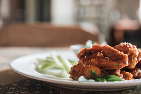 Alas de búfalo, pollo frito con salsa picante y picante —  Fotos de Stock