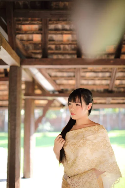 Retrato de la mujer tailandesa con traje tradicional tailandés con templo — Foto de Stock