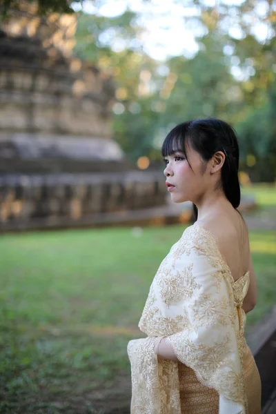 Retrato de la mujer tailandesa con traje tradicional tailandés con templo — Foto de Stock