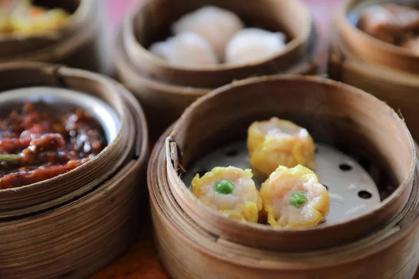 Dim Sum, parní knedlík v dřevěném koši čínská jídla — Stock fotografie