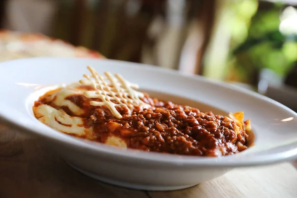 Hemmagjord nötkött kött lasagne på skålen i restaurang, italiensk mat — Stockfoto