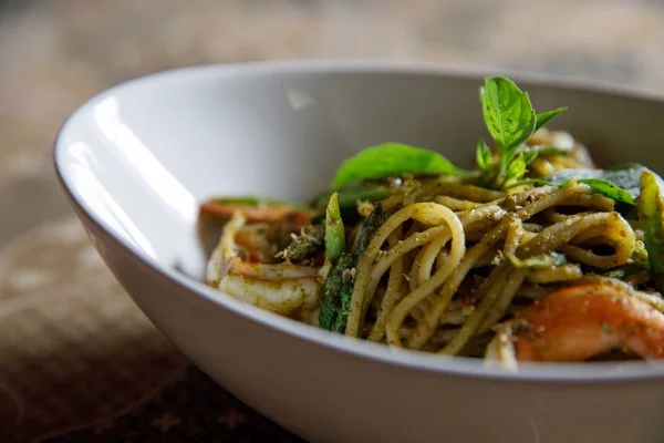 Pesto Spaghetti z shimp w wysokim kontraście włoskie jedzenie — Zdjęcie stockowe