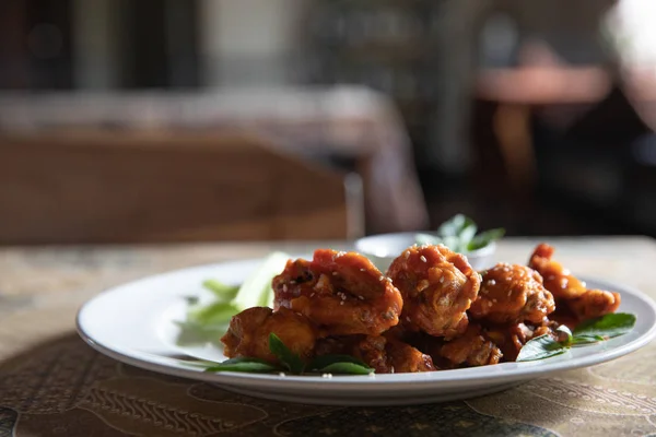 Alas de búfalo, pollo frito con salsa picante y picante —  Fotos de Stock