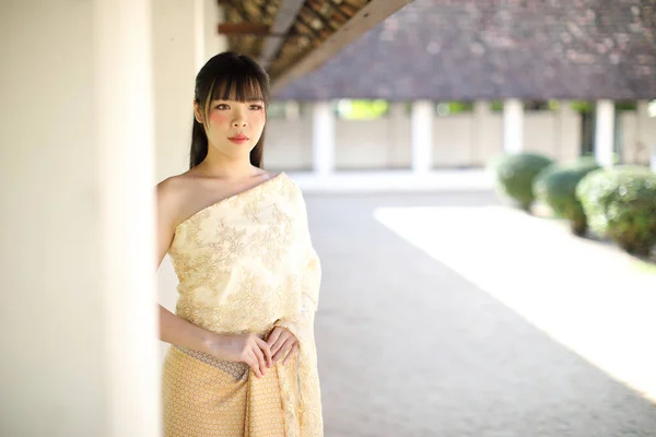 Taylandlı kadın portresi ve tapınaklı geleneksel Tayland elbisesi. — Stok fotoğraf