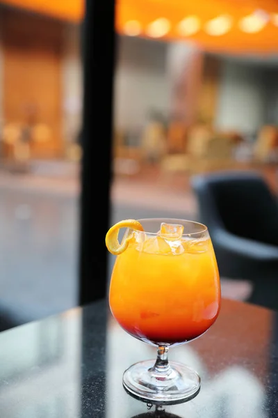Wschód słońca Koktajl pomarańczowy sok ananasowy w restauracji — Zdjęcie stockowe