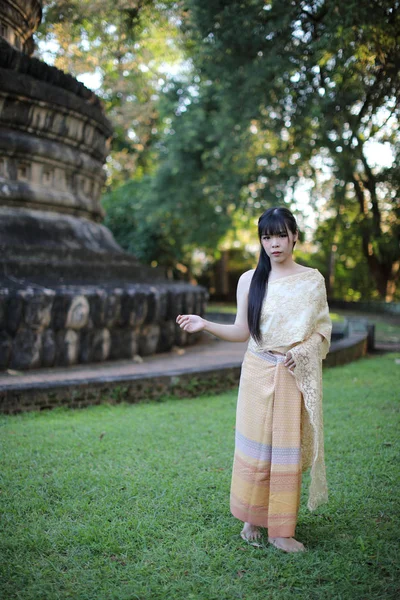 Retrato de la mujer tailandesa con traje tradicional tailandés con templo —  Fotos de Stock