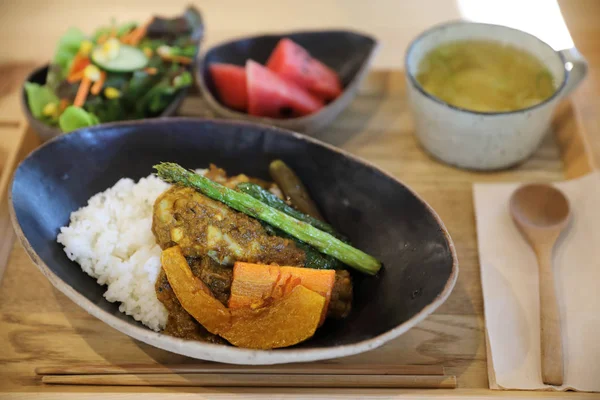 Arroz de curry al estilo japonés pollo comida local. —  Fotos de Stock