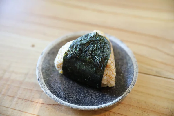 Onigiri ahşap arka planda yerel Japon yemekleri — Stok fotoğraf