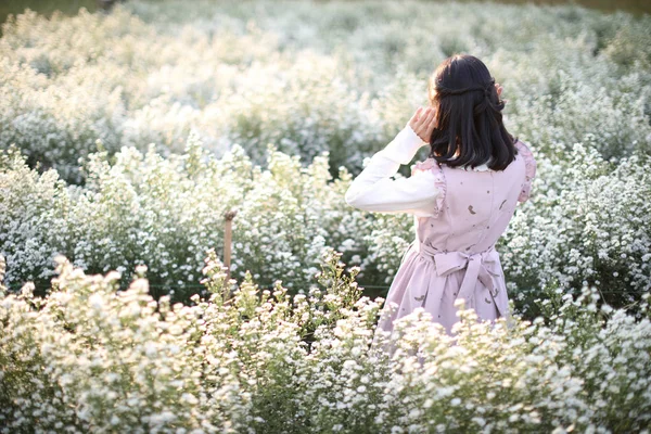 Retrato menina asiática com pouco fundo flores brancas — Fotografia de Stock