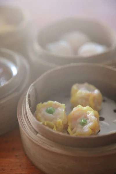 Dim sum, Dumpling de Vapor en cesta de madera Comida china —  Fotos de Stock