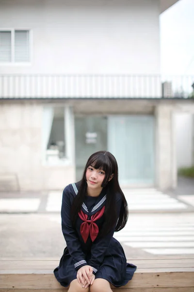 Şehir merkezindeki dondurmacıda Japon okul kızı portresi. — Stok fotoğraf