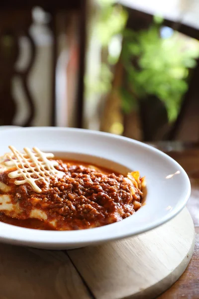 Lasaña casera de carne de res en el plato en el restaurante, comida italiana —  Fotos de Stock