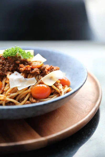 Spaghetti alla bolognese con carne macinata e salsa di pomodoro guarnita — Foto Stock