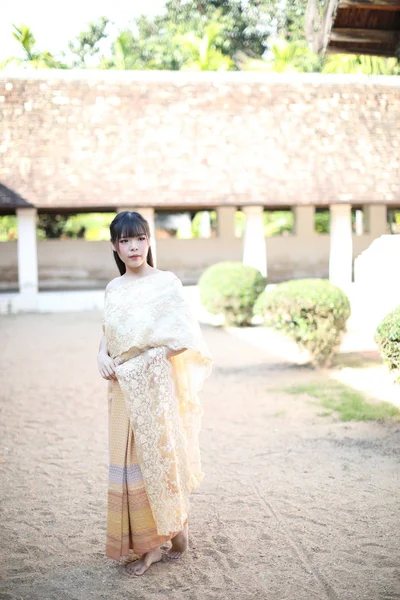 Portret van Thaise vrouw met traditionele Thaise jurk met tempel — Stockfoto