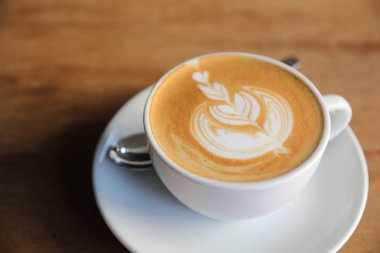 cappuccino veya Latte sanat kahve süt ahşap masa üzerinde yapılan 