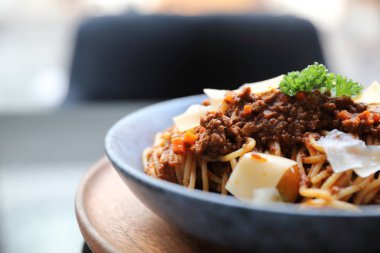 Spagetti Bolognese kıyma ve domates sosu ile süslenmiş 