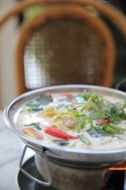 Tavuklu hindistan cevizi çorbası, Tayland yerel yemekleri geleneksel.