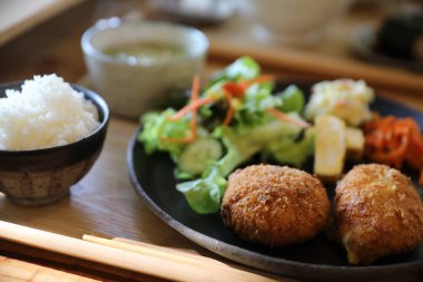Pirinçli sığır kroket ve Korokke usulü Japon salatası.