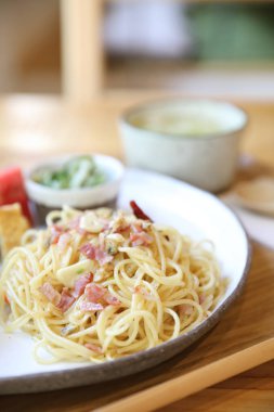 Japon usulü midyeli ve jambonlu spagetti.