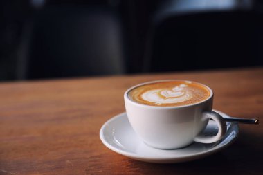 cappuccino veya Latte sanat kahve süt ahşap masa üzerinde yapılan 