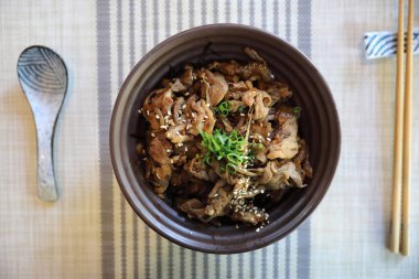 Gyudon, Japon sığır eti kasesi Japon yerel yemeklerine yakın.