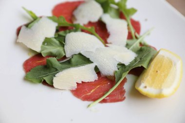 Carpaccio bifteği. Parmesan peynirli soğuk meze. İtalyan yemeği.