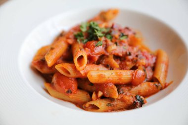 Penne arrabiata makarna soslu baharatlı İtalyan yemeği.