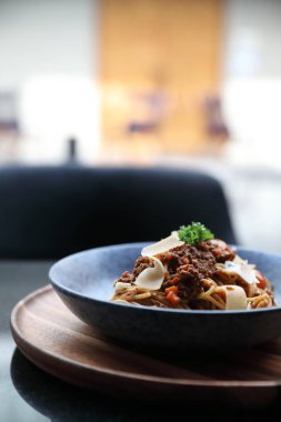 Spagetti Bolognese kıyma ve domates sosu ile süslenmiş 
