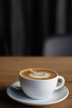 cappuccino veya Latte sanat kahve süt ahşap masa üzerinde yapılan 