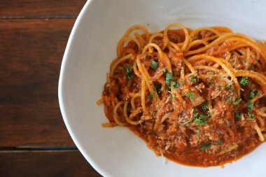 Spagetti Bolognese kıyma ve domates sosu ile süslenmiş 