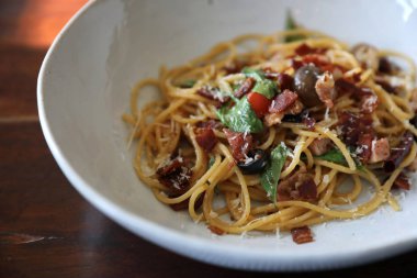 Ahşap arka planda kurutulmuş Chili ve pastırmalı spagetti.