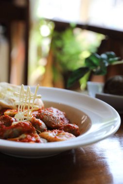 Domates soslu ev yapımı ıspanaklı Ravioli makarnası.