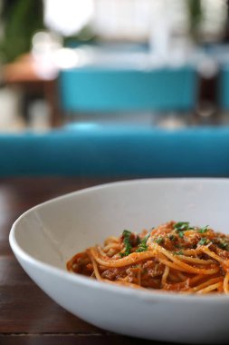 Spagetti Bolognese kıyma ve domates sosu ile süslenmiş 